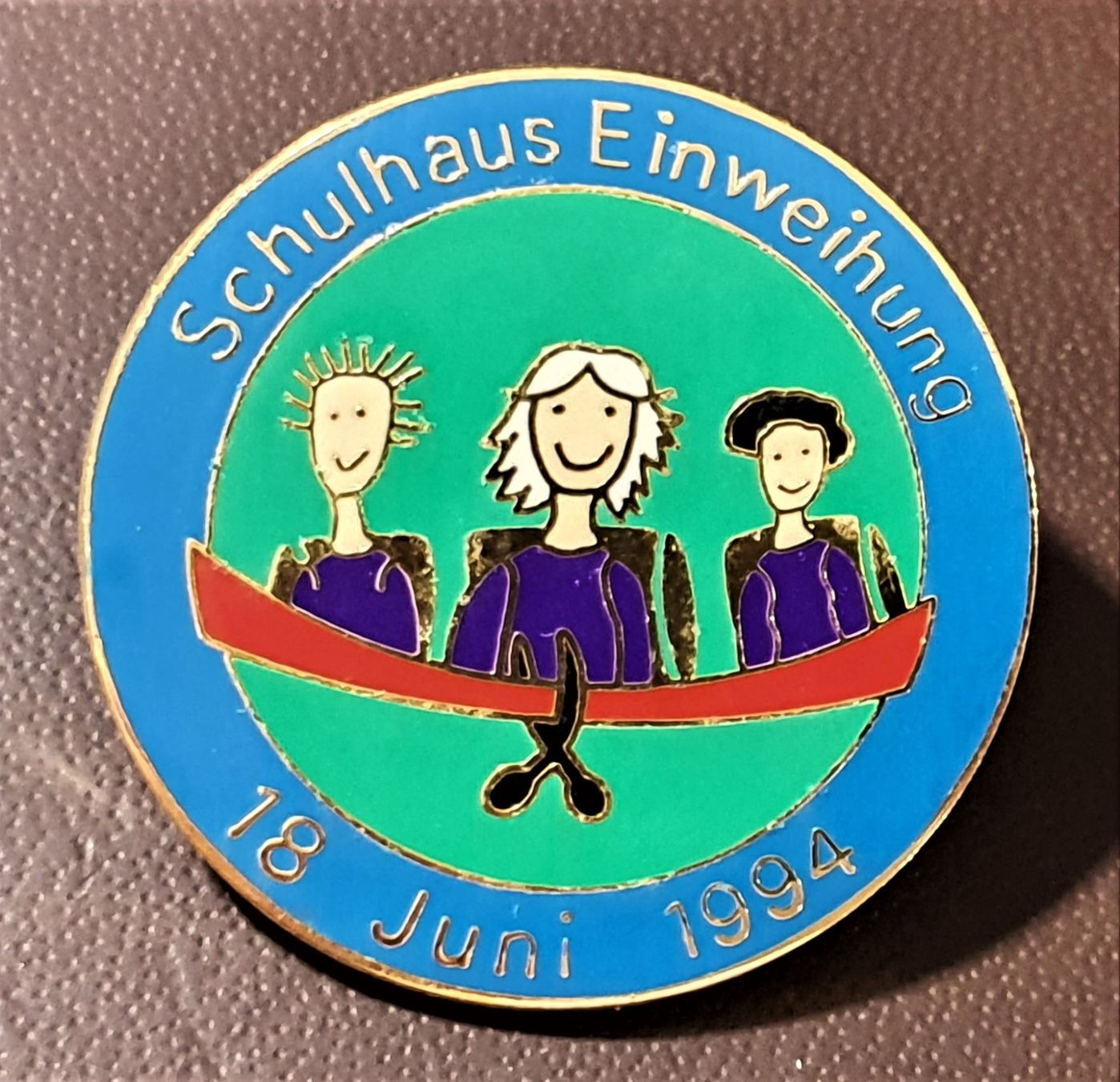 Spille & Fermagli: Q858 - Pin Schulhaus Einweihung 18. Juni 1994 – Usato da Reinach BL venduto da Boston-Verkauf