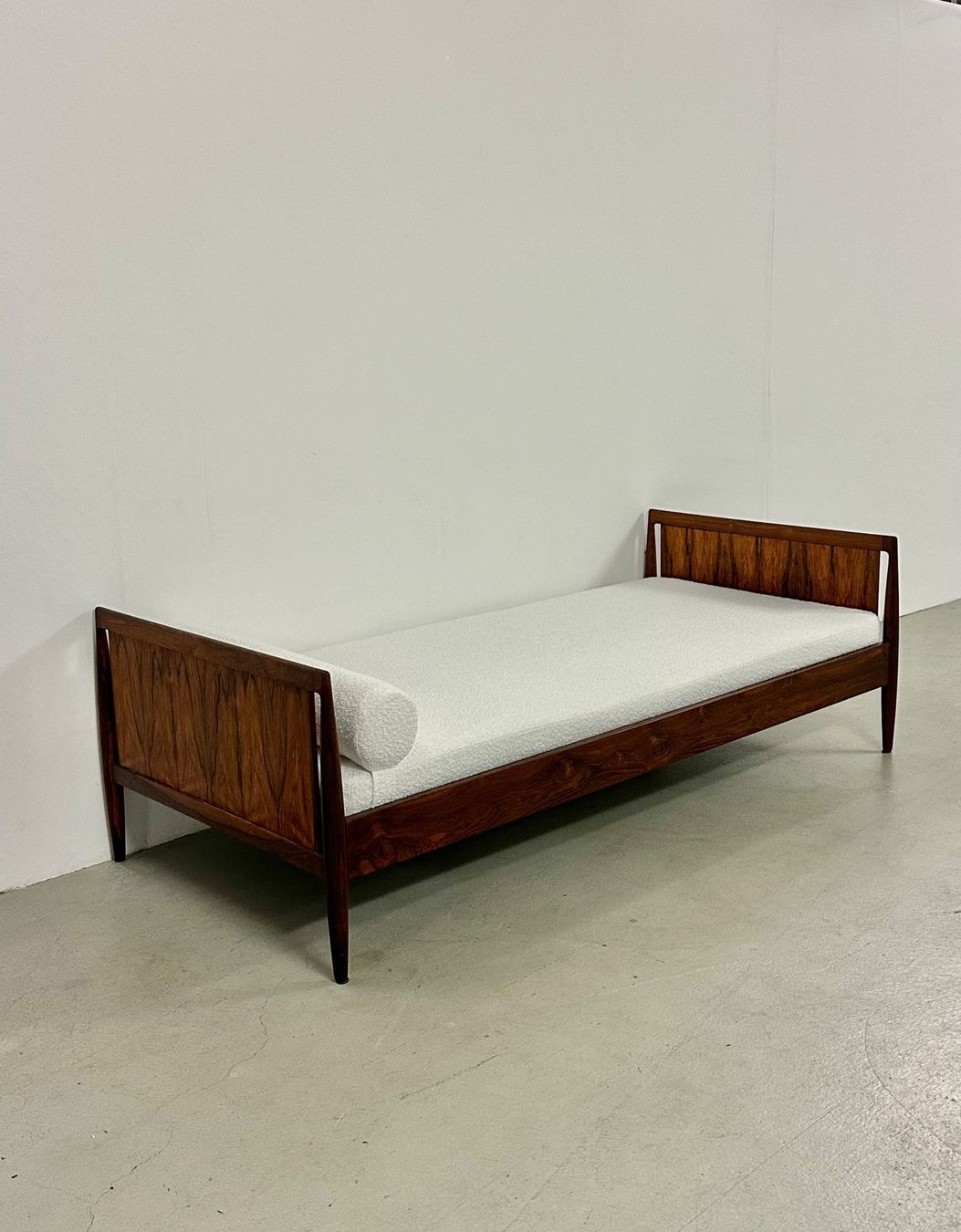 Betten: Danish Palisander Daybed Bett 1960s restauriert – Gebraucht aus Basel von MidMod20C 1