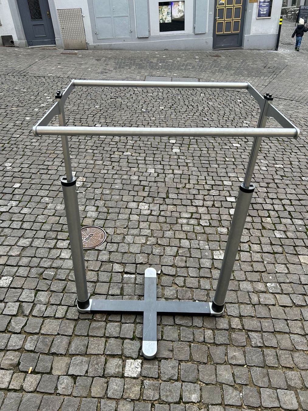 Sonstige Dekorationen & Accessoires: 1 x Doppel-Ständer für Textilen – Gebraucht aus Zürich von LIQUIDATOR.CP