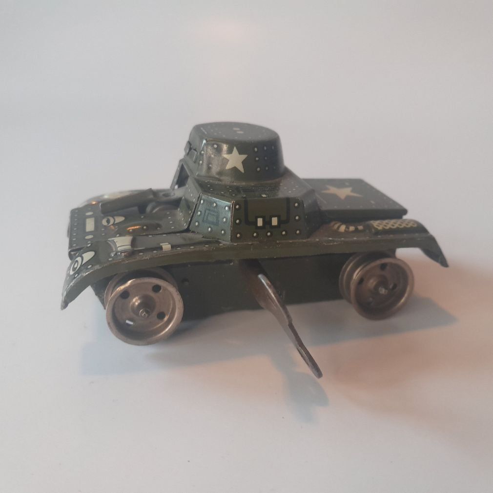 Spielzeuge: Vintage Blechspielzeug Panzerwagen – Gebraucht aus Langnau i. E. von Giordano-Aurelio
