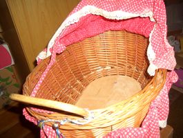 Puppenwagen aus Weidengeflecht mit Stoff, gebraucht