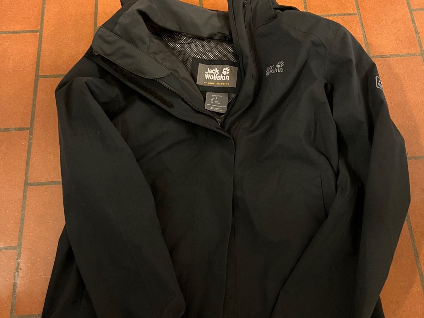 Jack Wolfskin Giacche: Jack Wolfskin Damen Regenjacke – Usato da Zürich venduto da Claudia2206
