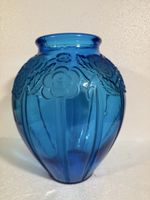 Vase vintage en verre bleu avec motif floral charmant!