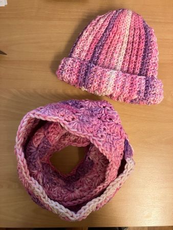 Handarbeit: Gehäkelte Mütze und Loop