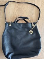 Schwarze Michael Kors Handtasche mit Golddetails