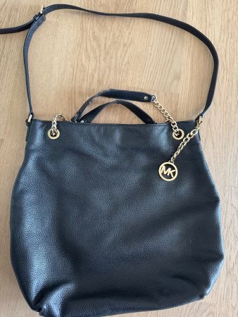 Schwarze Michael Kors Handtasche mit Golddetails