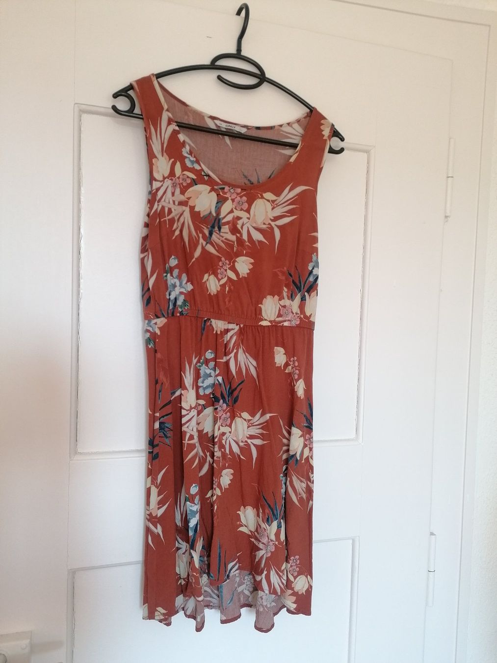 Only Robes: Only Kleid Nova Sara kamelbraun floral 34 – D'occasion à Liebefeld par Ochotona