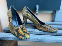 Pumps mit Schlangenmuster