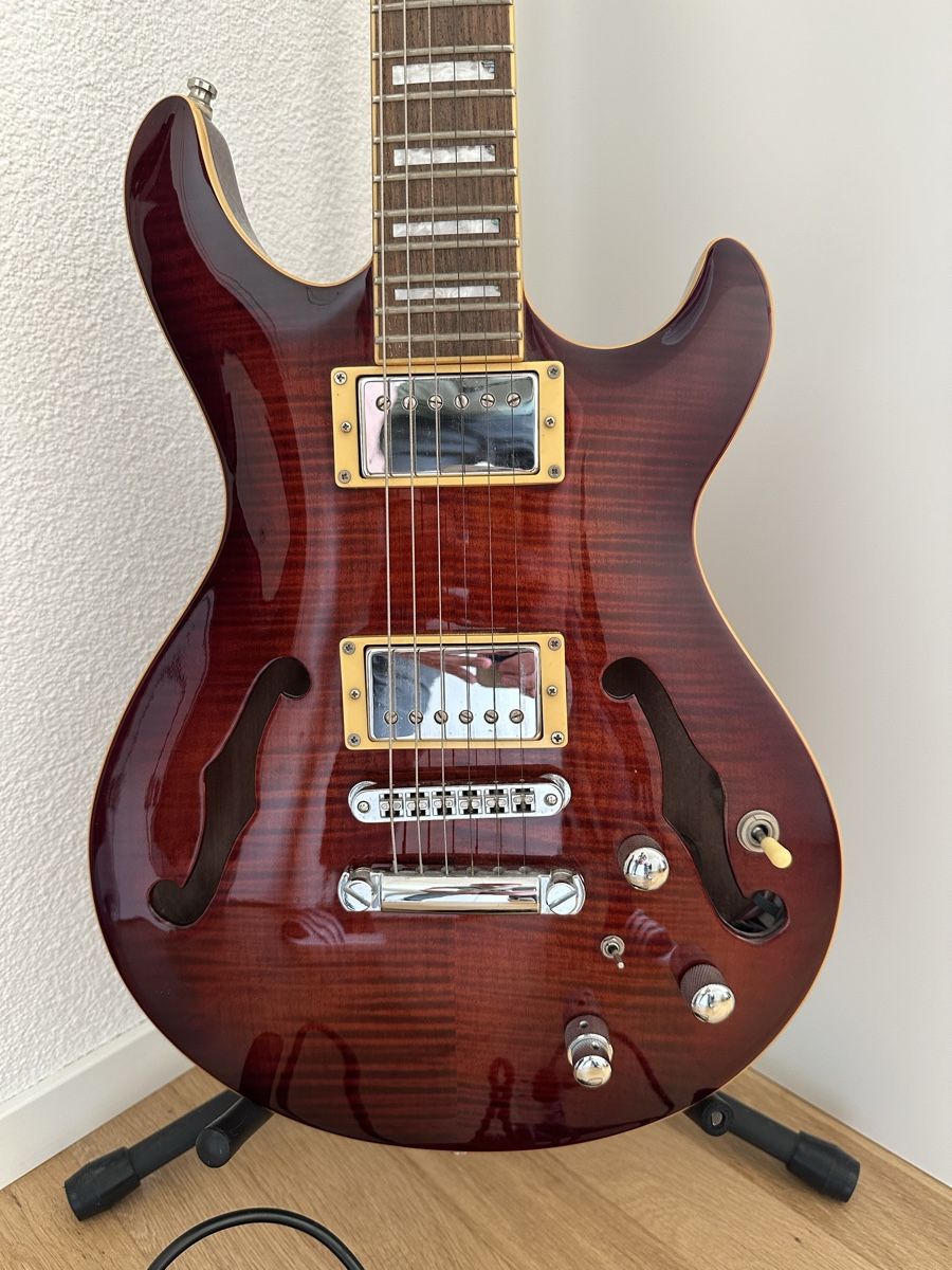 Cort Strumenti musicali: Cort M900 E-Gitarre inkl. Ständer & Kabel – Usato da Aegerten venduto da Bartlii