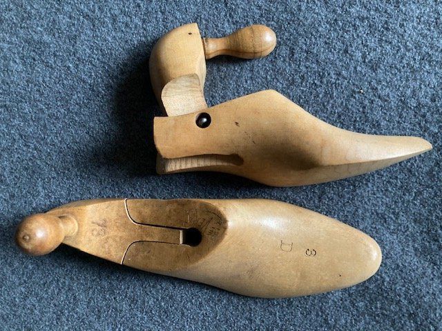 Scarpe da uomo: Formes en cèdre pour chaussures, vintage, taille 3 – Usato da Onex venduto da gga_5vcf 1