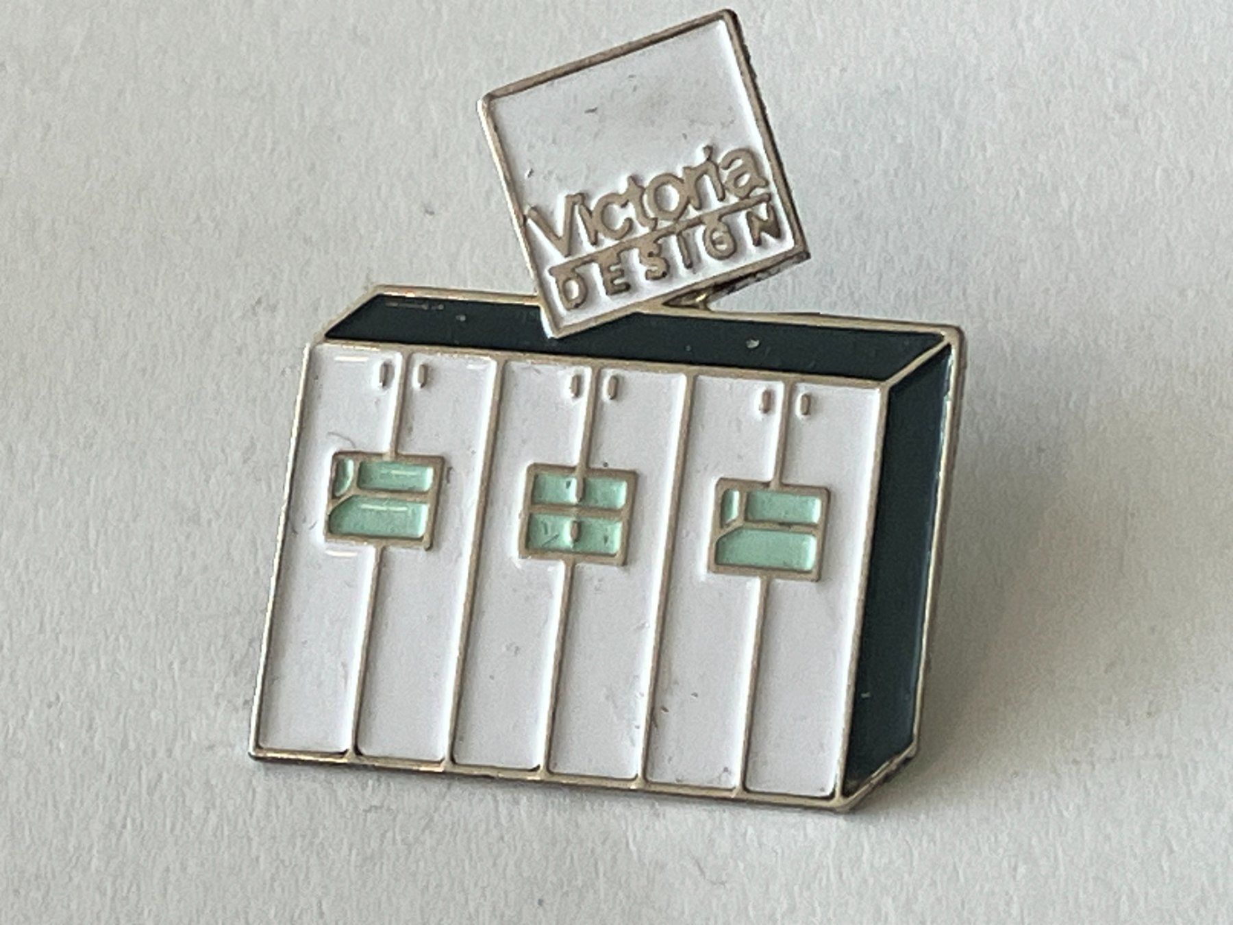 Plaketten & Abzeichen: 1 Pin Victoria Design – Gebraucht aus Basel von djwwpp