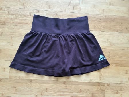 Adidas Sportrock mit Innenhose braun