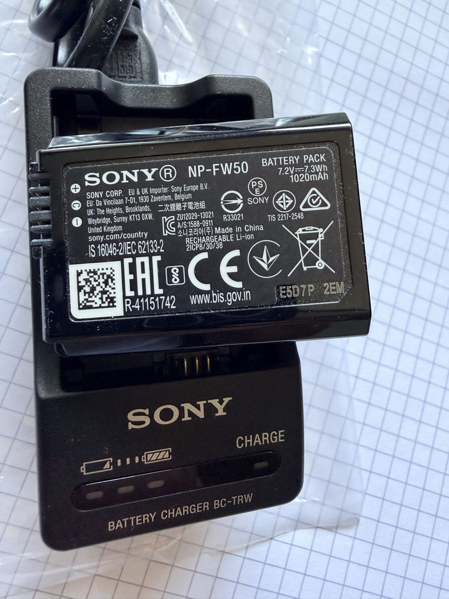Sony Batterie: Sony Akku NP-FW50 mit Ladegerät  – Nuovo (secondo la descrizione) da Zürich venduto da d-ron 3