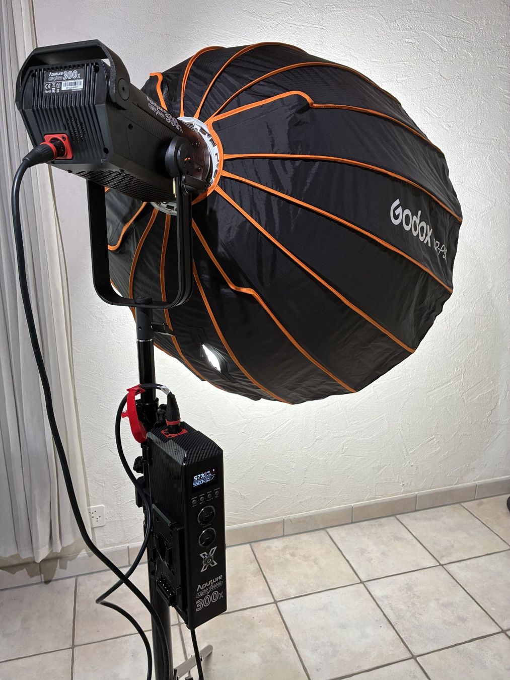 Aputure Lampade: Aputure Light Storm 300X inkl. Stativ & Godox 90 cm Softbox – Usato da Wetzikon ZH venduto da jea_q5cg 1