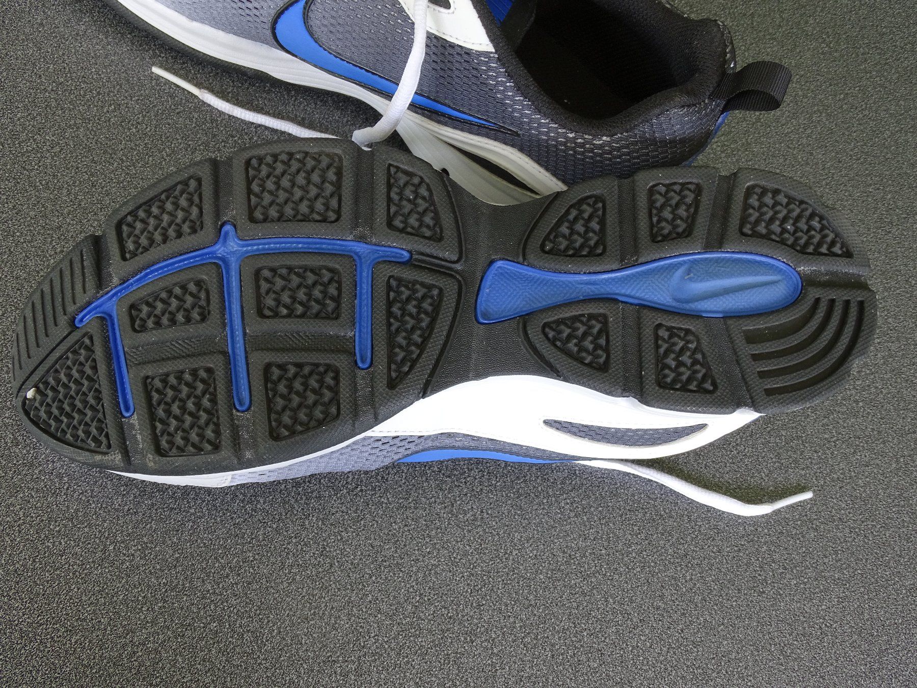 Nike Herrenschuhe: Sneakers von NIKE, zweifarbig – Gebraucht aus Grenchen von olma01 4