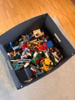 4,5 kg gemischte LEGO-Teile inkl. grauer Aufbewahrungsbox