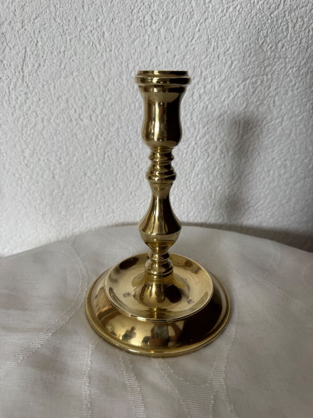 Portacandele: Massiver Kerzenständer aus Messing – Usato da Balsthal venduto da armenharut