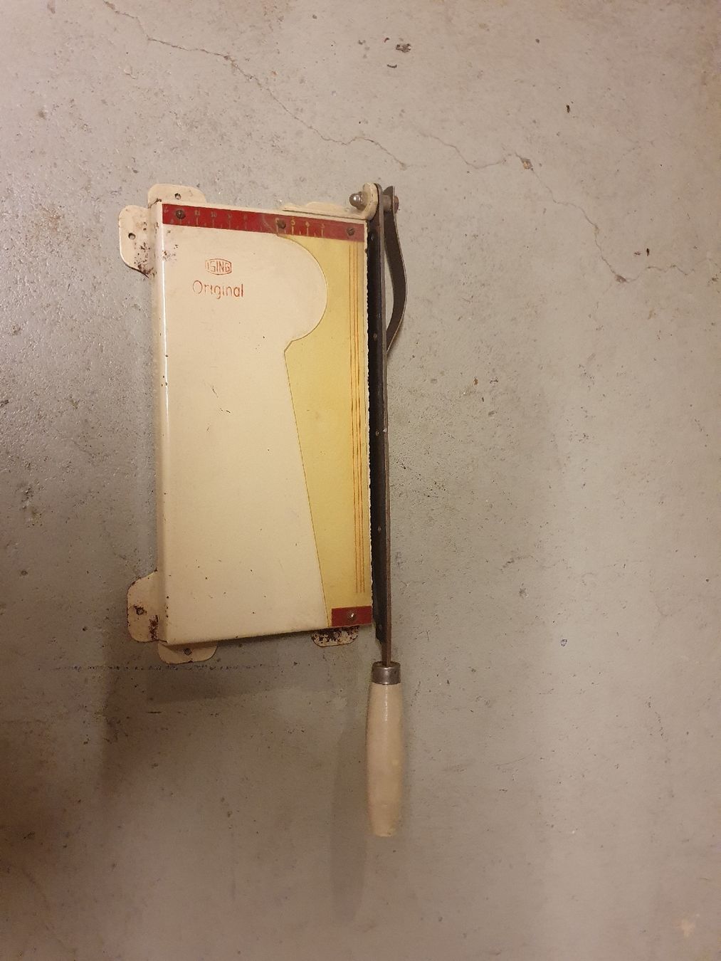 Alle Werkzeuge: Fotopapierschneidemaschine Original gebraucht – Gebraucht aus Meikirch von ern_9pn6 1