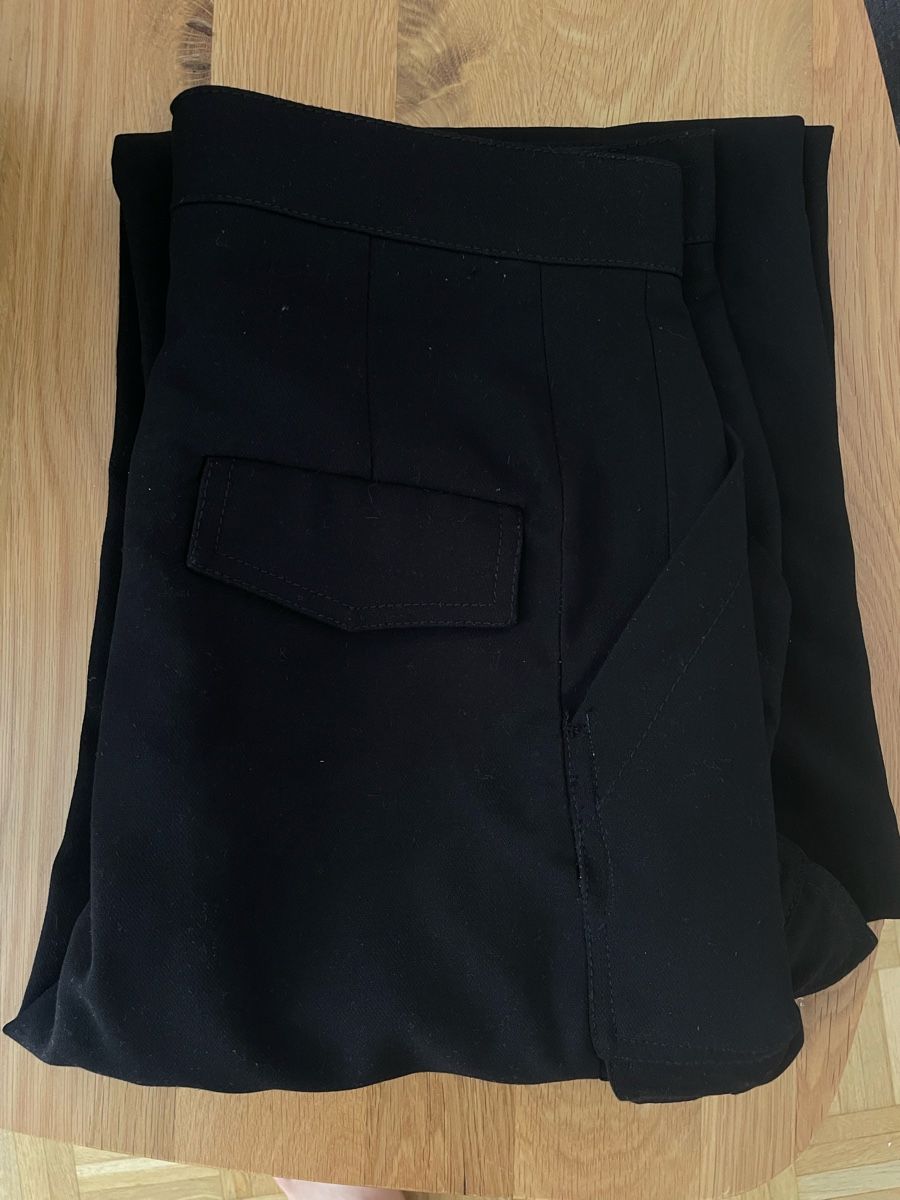 Zara Pantaloni: Cargo Hose schwarz Grösse S – Usato da Zürich venduto da Carlajimena 1