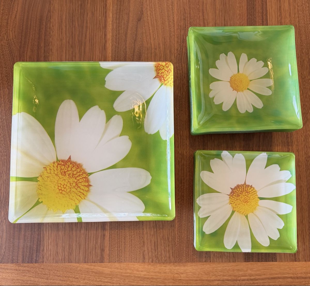 Set di piatti: Daisy Glass Square Plates Set - Spring Tableware – Usato da Erlenbach ZH venduto da topchick