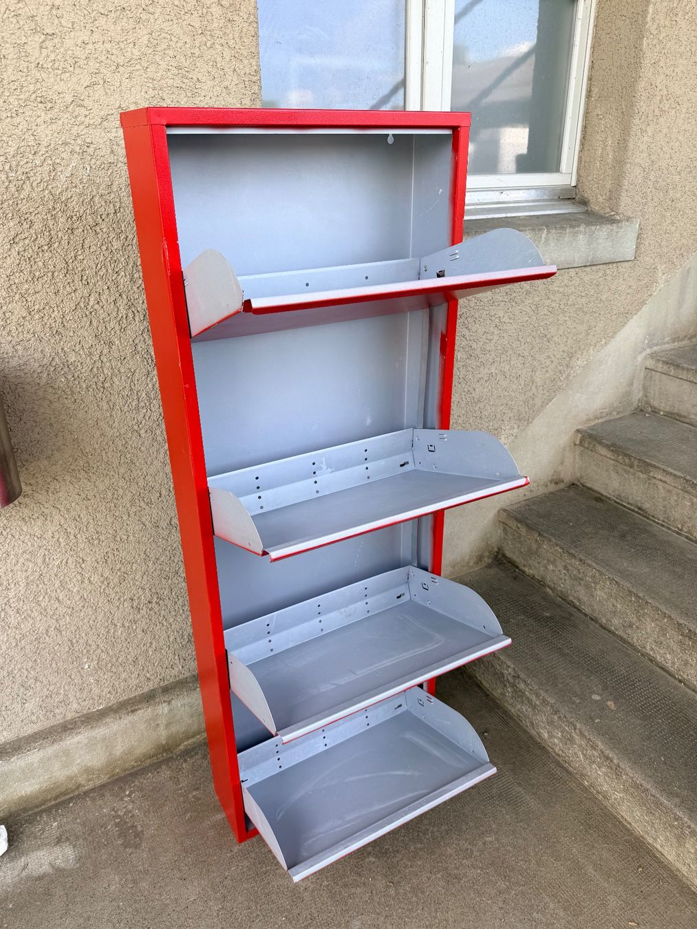 Autoribaltabili: Roter Metall-Schuhschrank – Usato da Solothurn venduto da NUVICO 1