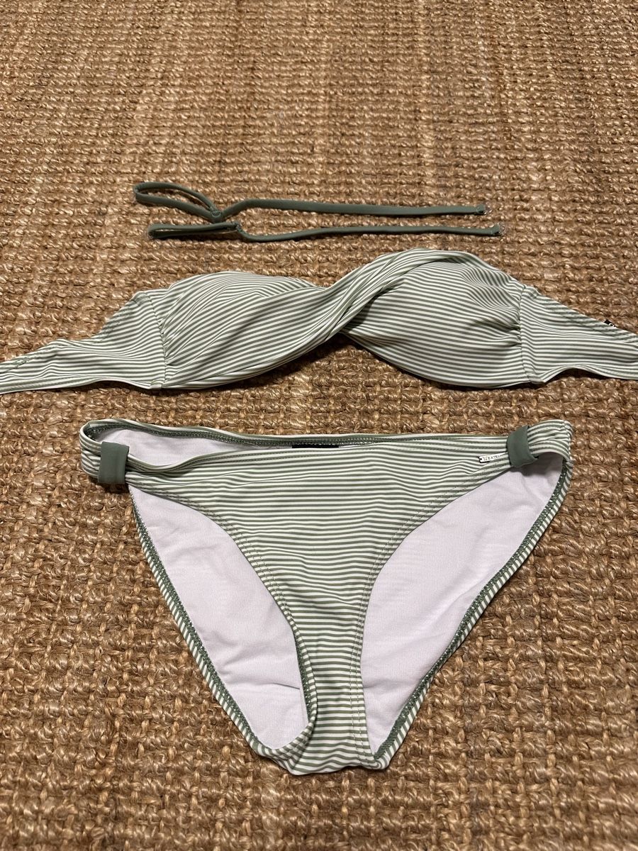 Lotti di vestiti: Kleiderpaket Bikini + BH + Socken + Kappe – Usato da Zürich venduto da LauraR.