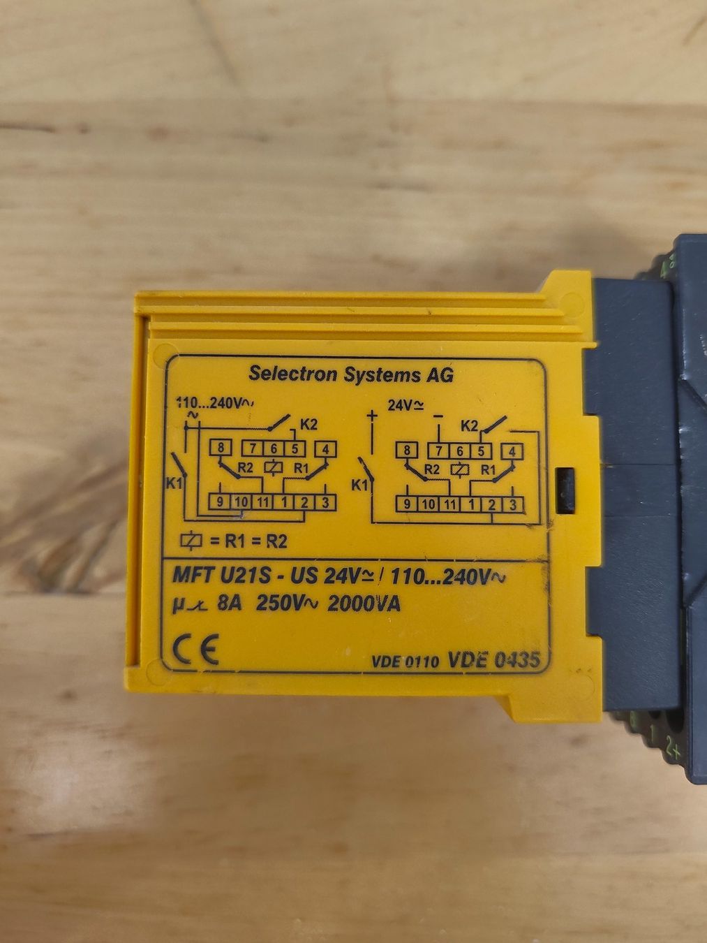 Elektronikbauteile: SELECTRON MFT U21S Zeitrelais mit Sockel – Gebraucht aus Emmenbrücke von BlSi 2