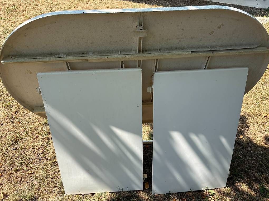 Tables: Schaffner Polyester-Metall Gartentisch  – D'occasion à Löhningen par thorstenm 1
