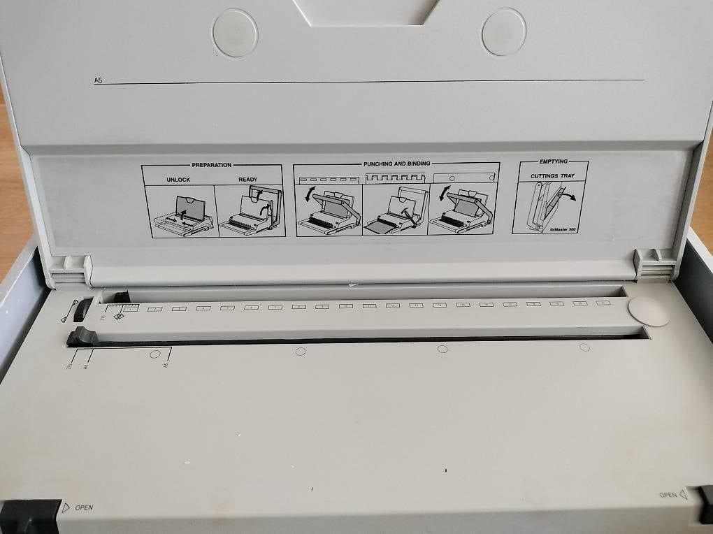 Ibico Macchine rilegatrici: Profi Bindegerät Ibico ibiMaster300 mit viel Bindematerial – Usato da Muri AG venduto da goodmood17 2