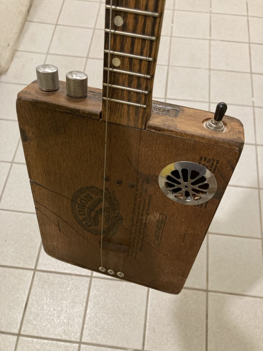 Musikinstrumente: Cigar-Box Gitarre – Gebraucht aus Zürich von Hess06 4