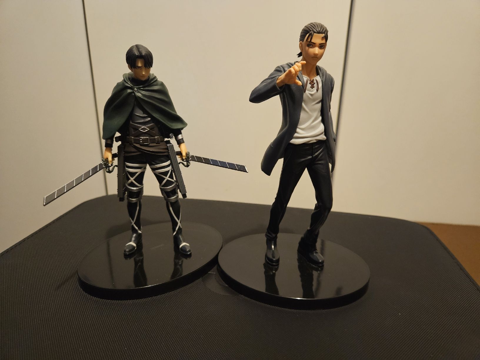 Statuette: Levi Ackermann + Eren Yaeger Figur, attack on titan – Usato da Rudolfstetten venduto da KingArabi