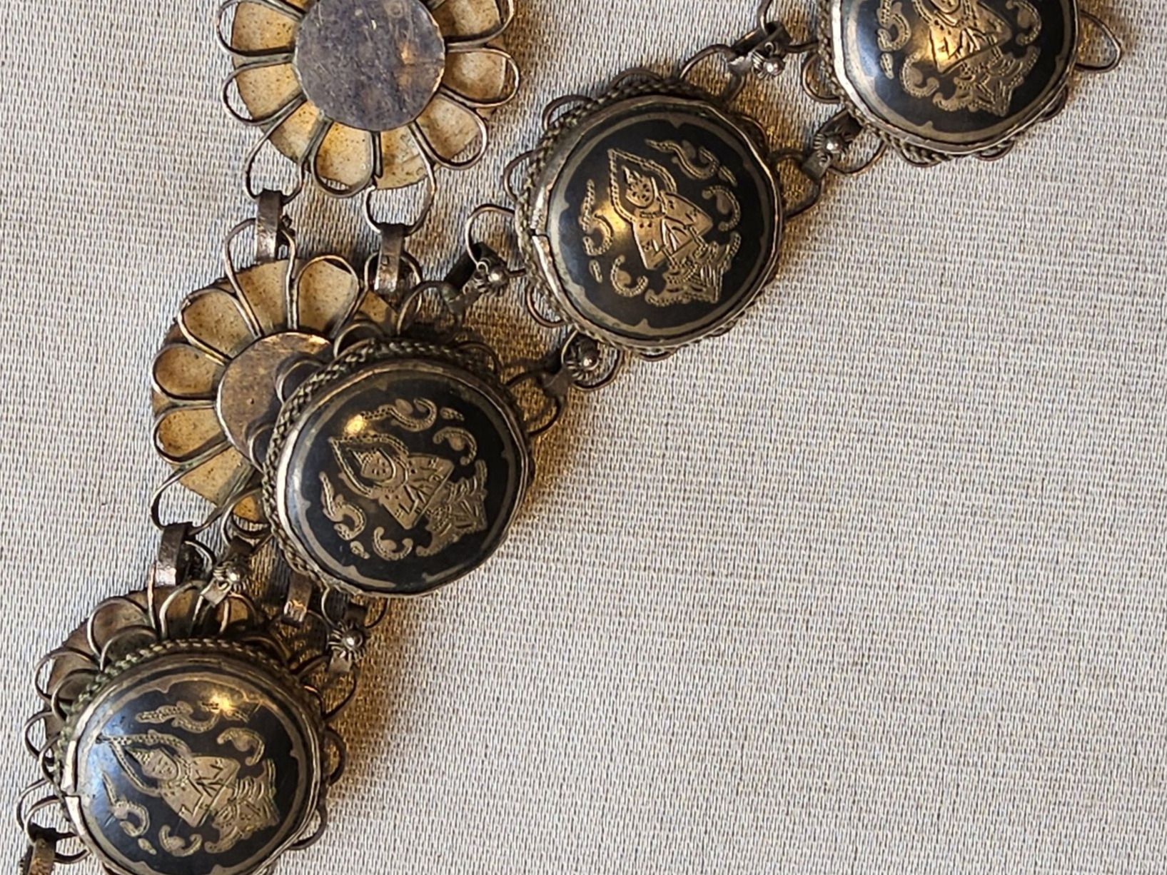 Armbänder & -reifen: Antikes buddhistisches Armband Silber/Schwarz – Gebraucht aus Zürich von helsan 2