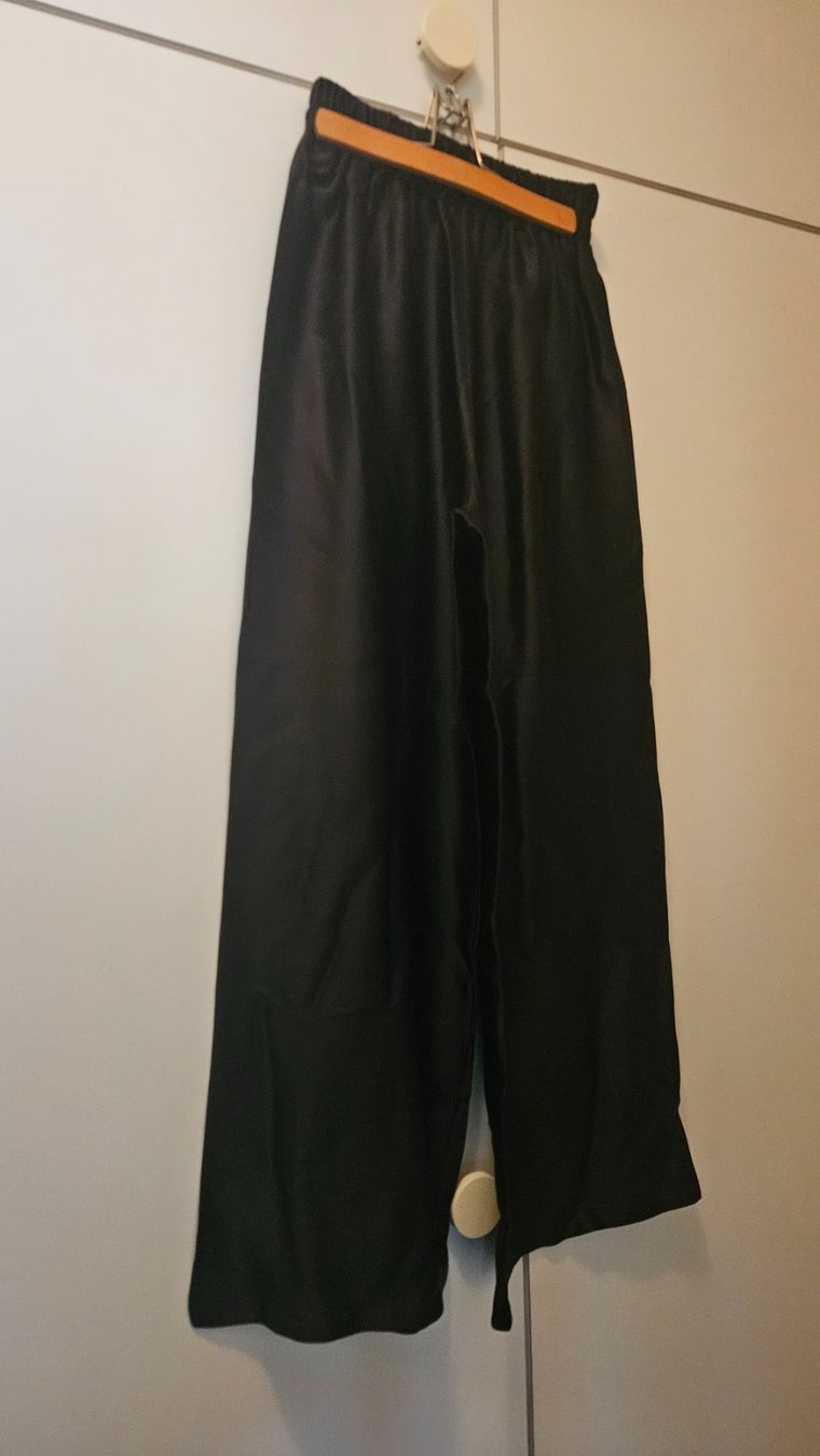 Pantaloni: Pantaloni neri cangianti tg.M – Usato da Melano venduto da H-Sara