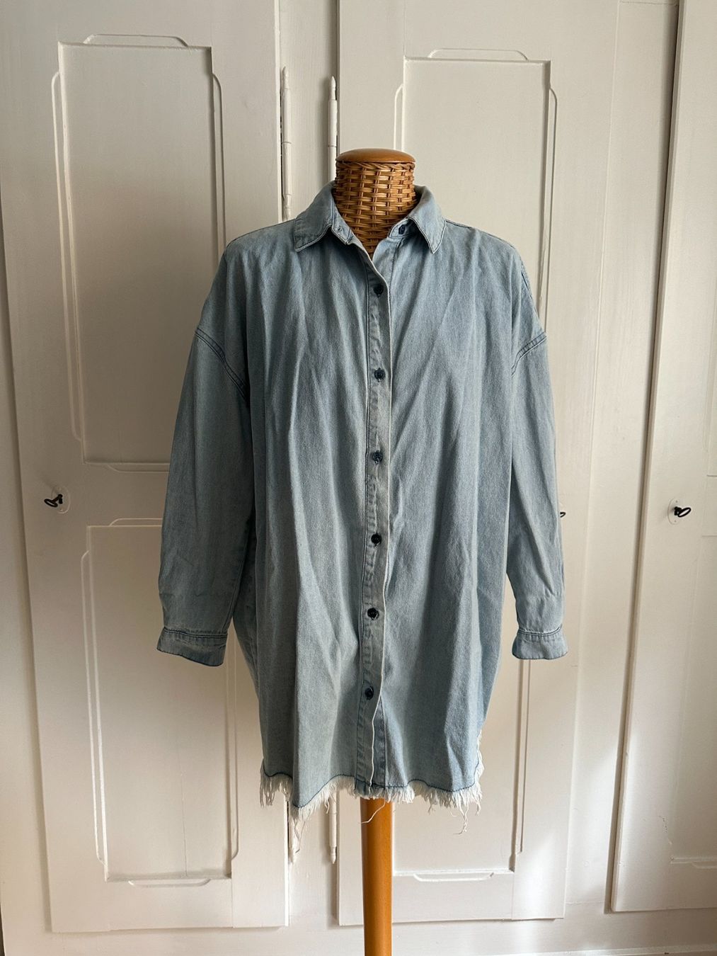 Chemisiers: MISSGUIDED - Jeansbluse hellblau oversized XS – D'occasion à Zürich par Diazaio