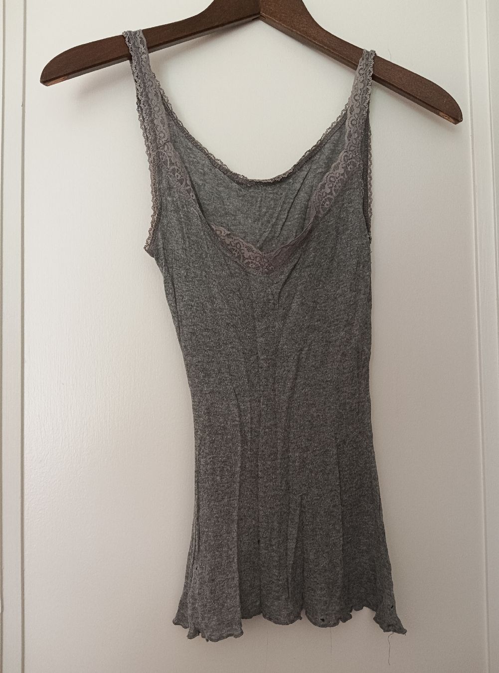Tops: Graues Top mit Spitze, Grösse S - Shirt oder Unterhemd – Gebraucht aus Zürich von Asteraki
