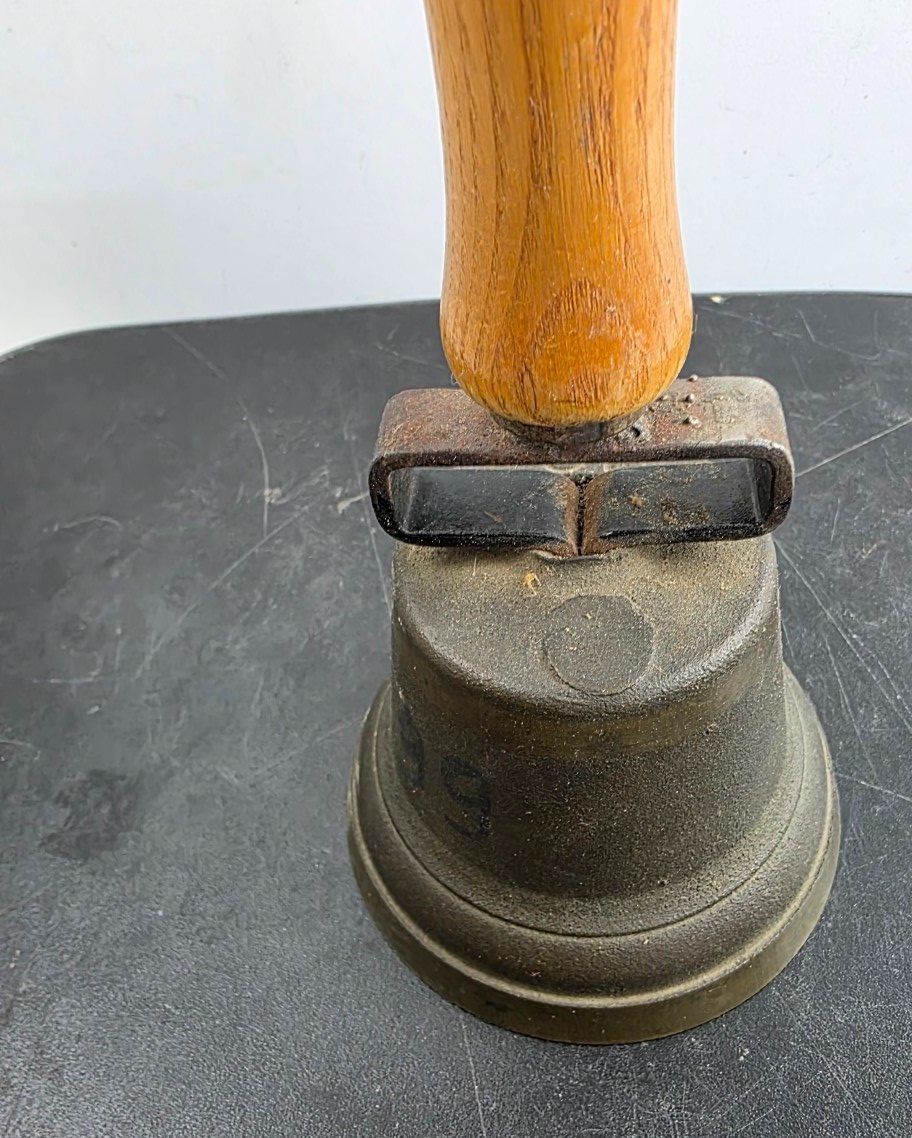 Campanacci mucche: Alte Bronze Tischglocke mit Schweizer Kreuz – Usato da Flums venduto da Flumsantik 2