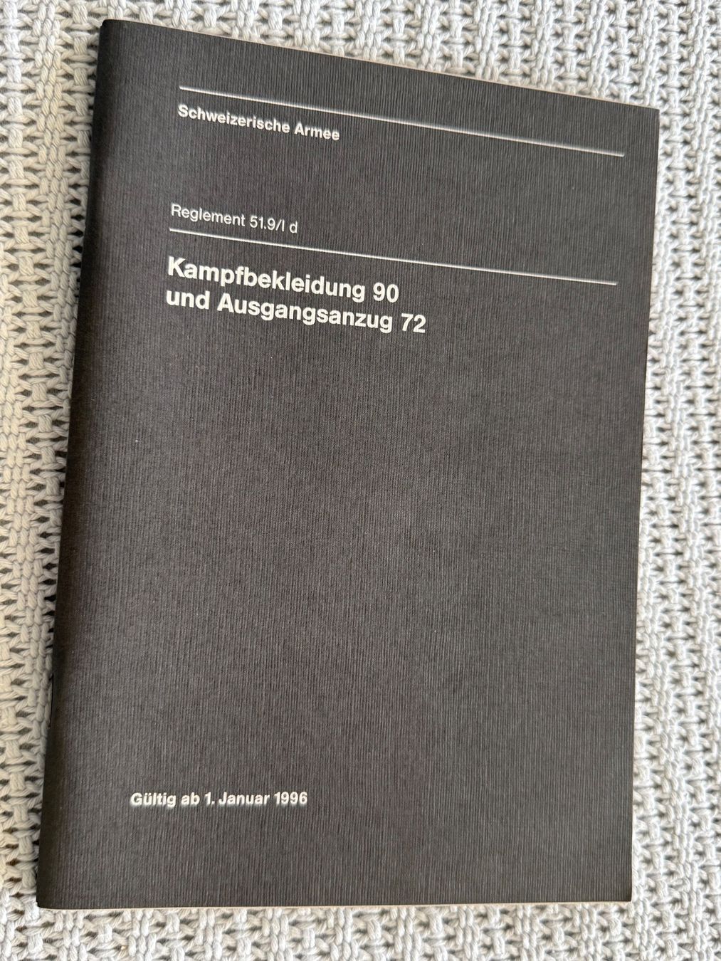 Bücher: Reglement: Kampfbekleidung 90 - Schweizer Armee – Gebraucht aus Brütten von Hst1