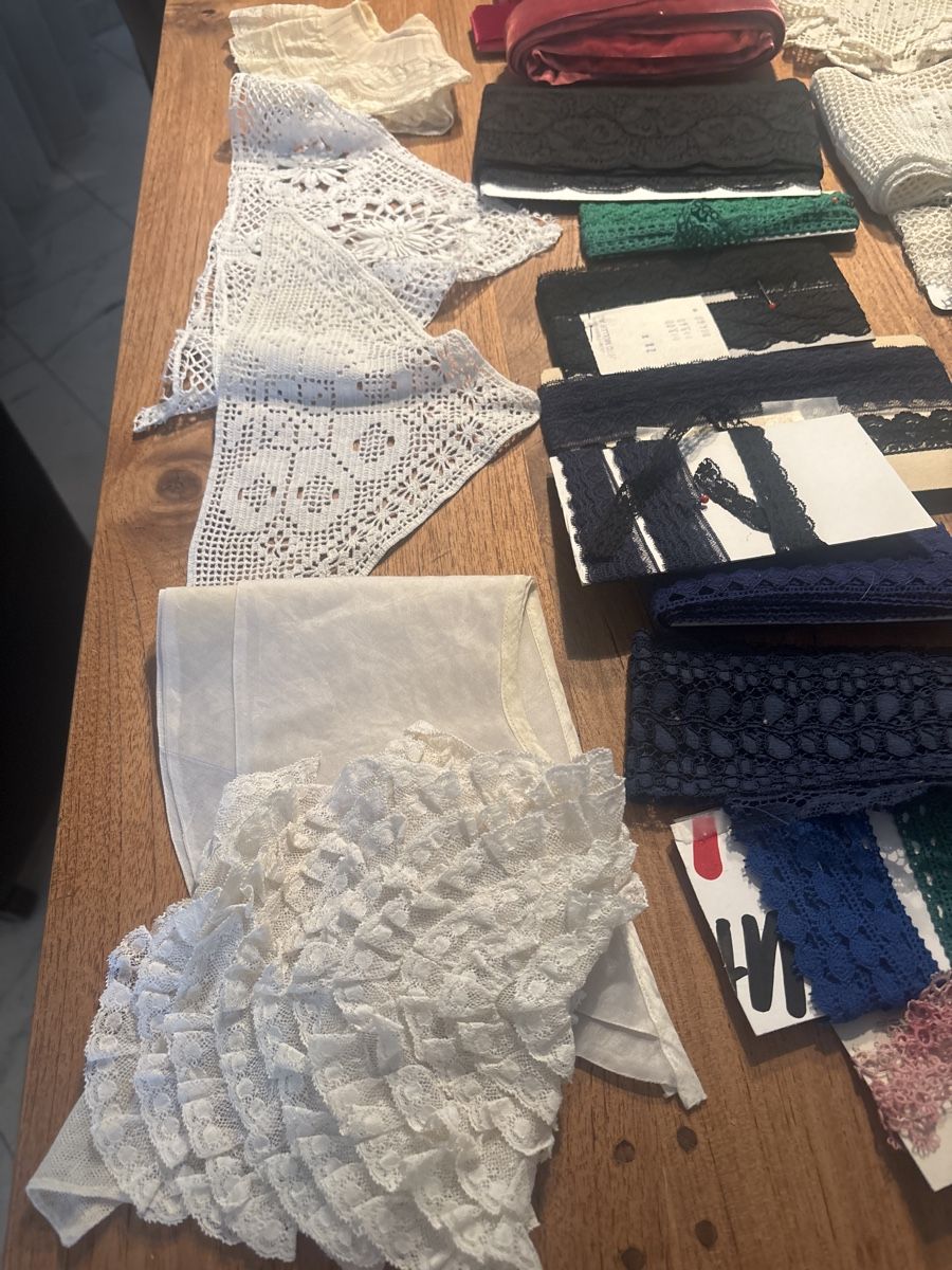 Nastri decorativi: 1 Lot Spitzenbänder und Deckeli ect – Usato da Kriens venduto da Wundertuete17 6