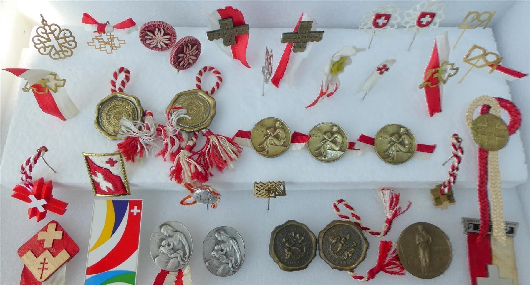 Swiss Plaketten & Abzeichen: August Augustabzeichen Badges 46 Stück – Gebraucht aus Frauenfeld von Astra13 9
