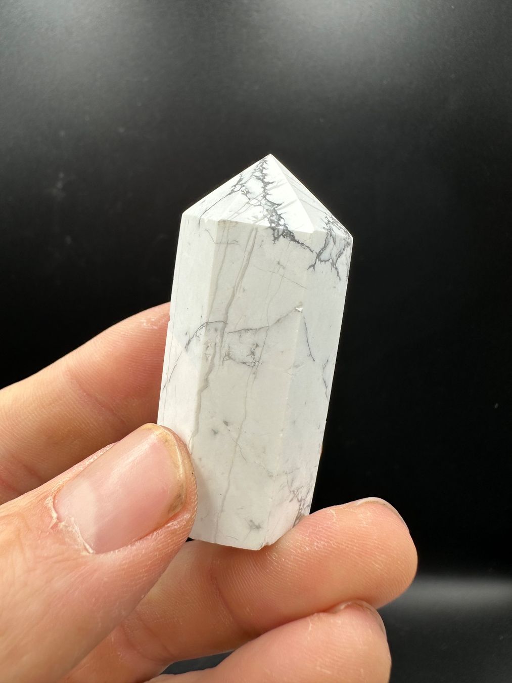 Minerali & Pietre curative: Weisser Howlith Obelisk, Spitze – Nuovo e nell'imballaggio originale da Männedorf venduto da Handschmeichler 1
