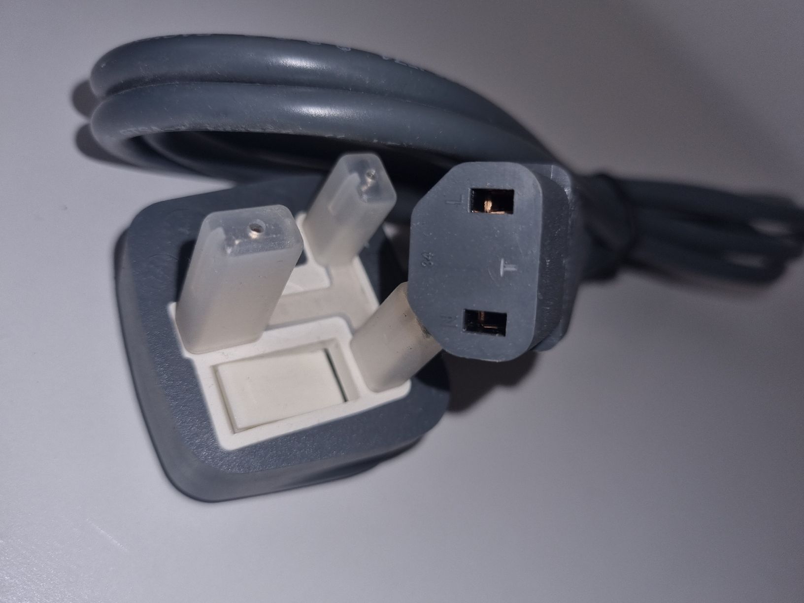Cavi: Stromkabel IEC C13 Stecker Typ G – Nuovo (secondo la descrizione) da Chur venduto da Beimirhates 1
