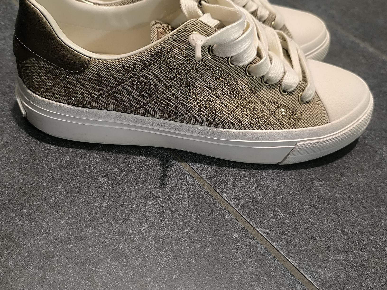 Guess Scarpe da donna: guess Schuhe  – Nuovo (secondo la descrizione) da Oftringen venduto da Lejaleja 6