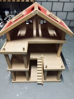 Puppenhaus aus Holz mit rotem Dach guter Zustand