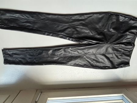Schwarze Kunstlederhose Gr. 38 — perfekt für den Herbst!