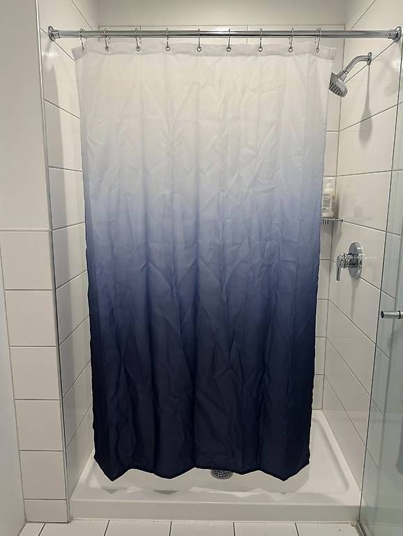 Cuffie: Rideau de douche dégradé blanc-bleu  comme neuf – Usato da Montreux venduto da Brainless_the_swiss 1