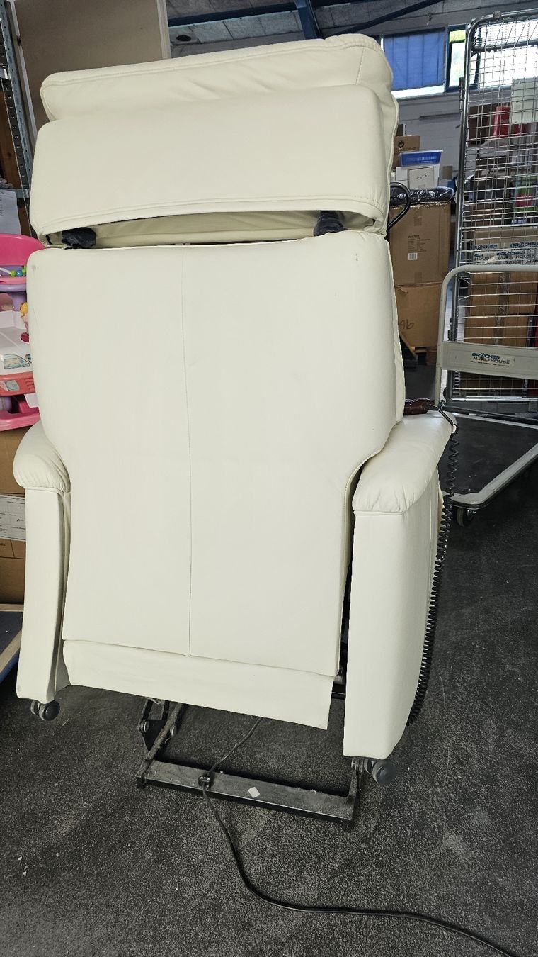 Fauteuils: Sessel Cumulus Leder weiss mit Aufstehhilfe Sitzfunktion – D'occasion à Koppigen par Bracher_Mail-House 5