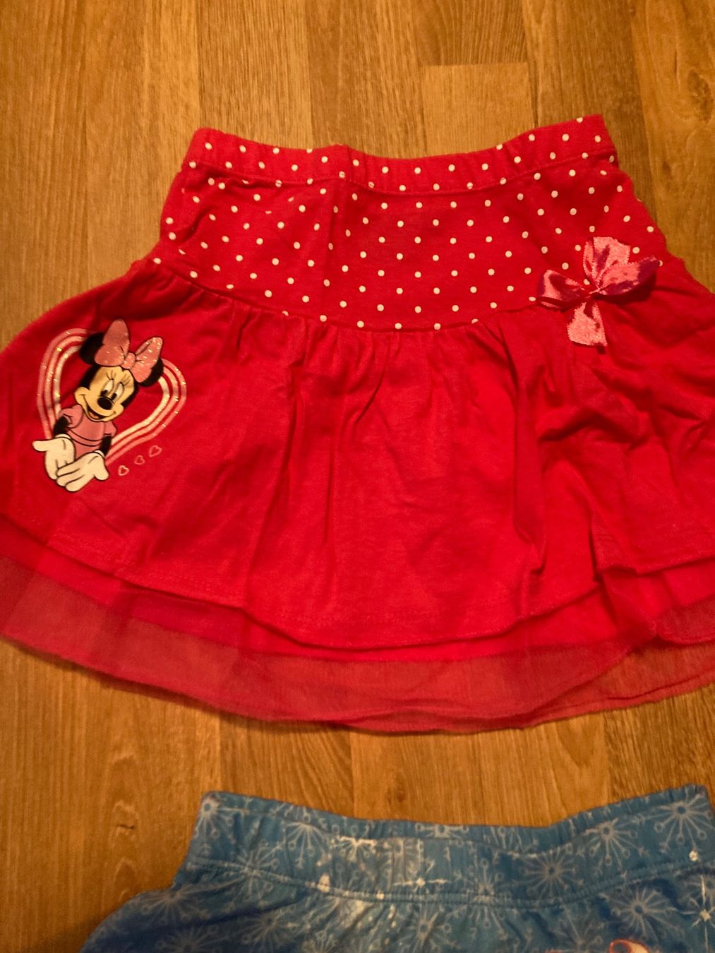 Vestiti & Gonne: Minnie Mouse und Elsa Rock Gr. 116/122 – Usato da Emmenbrücke venduto da JJ_89 1