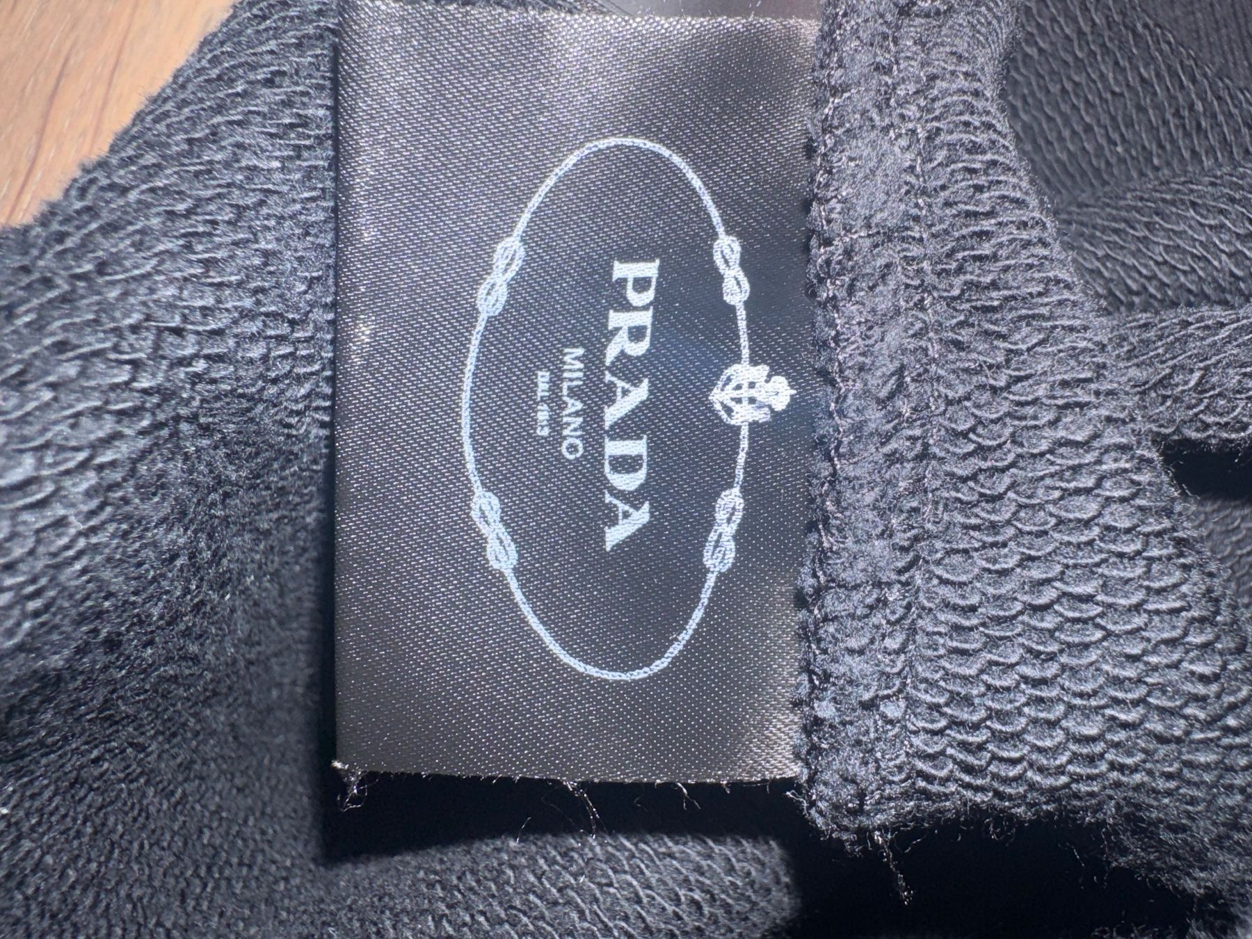 Prada Pullover & Sweatshirts: Prada Sweatshirt – Gebraucht aus Küsnacht ZH von Zafsa 3