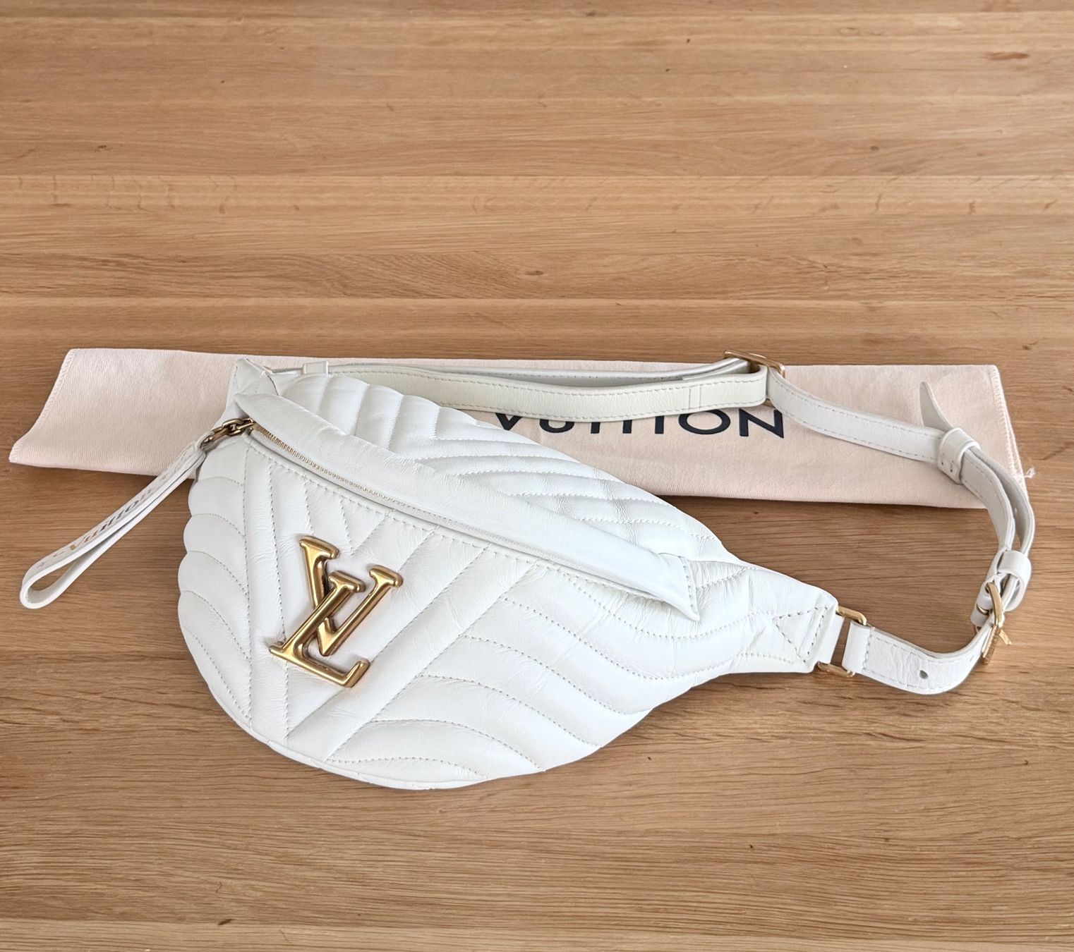 Louis Vuitton Borse da donna: Louis Vuitton New Wave Bumbag – Usato da Reinach AG venduto da RobbisB 4