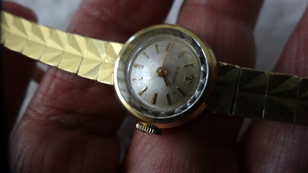 Tissot Montres: TISSOT SEHR KLEINE DAMEN UHR.HANDAUFZEUG.NICHTLAUFT-- – D'occasion à zürich par ahmad01 5